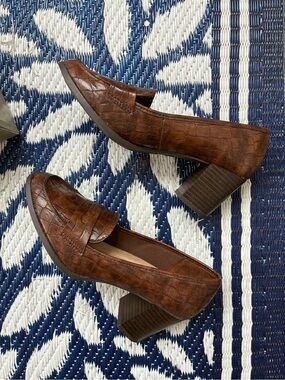 Mi Amore Women's Brown Croc-Embossed Slip-On Loafers